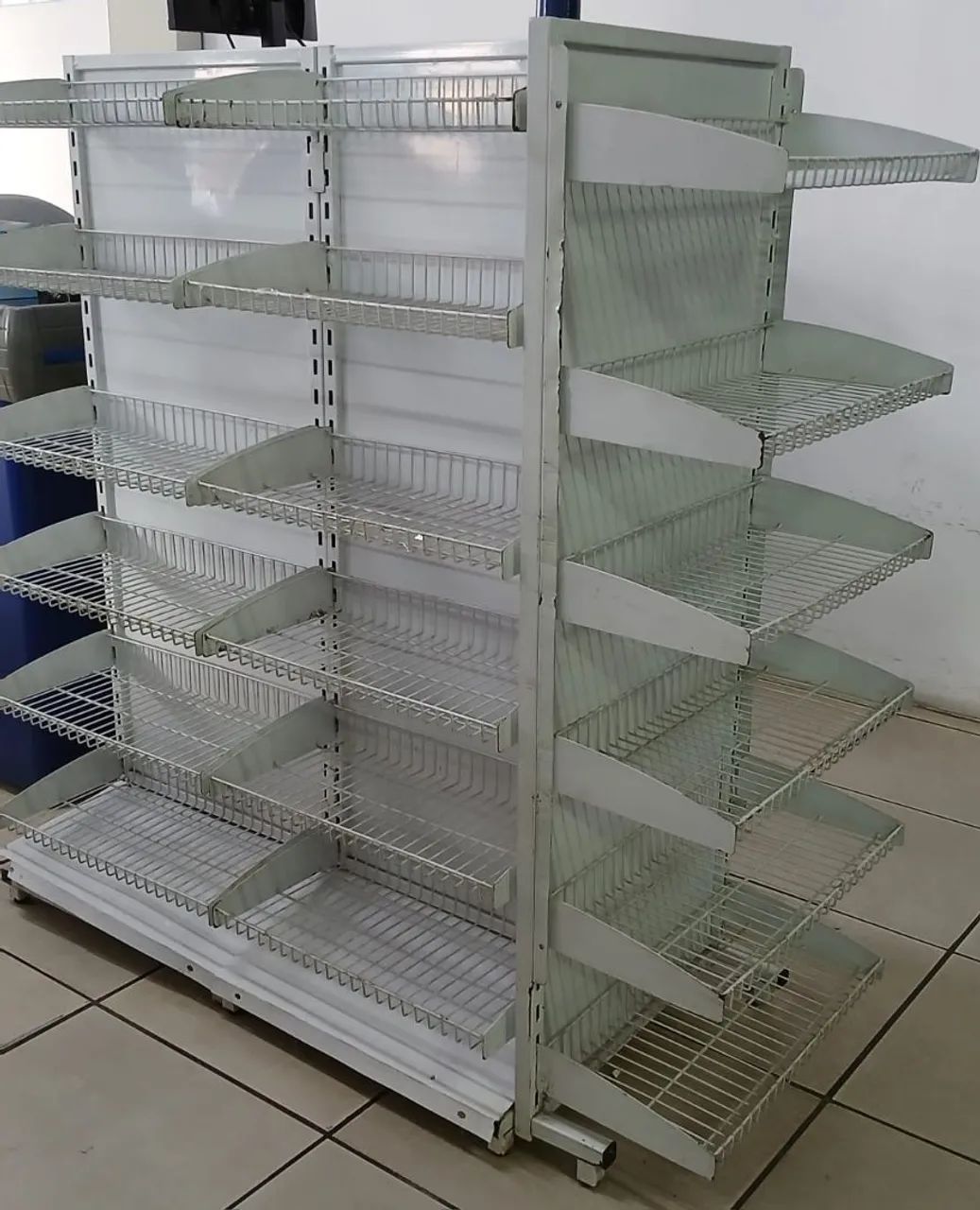 Vende-se check stander semi novo 4 moveis