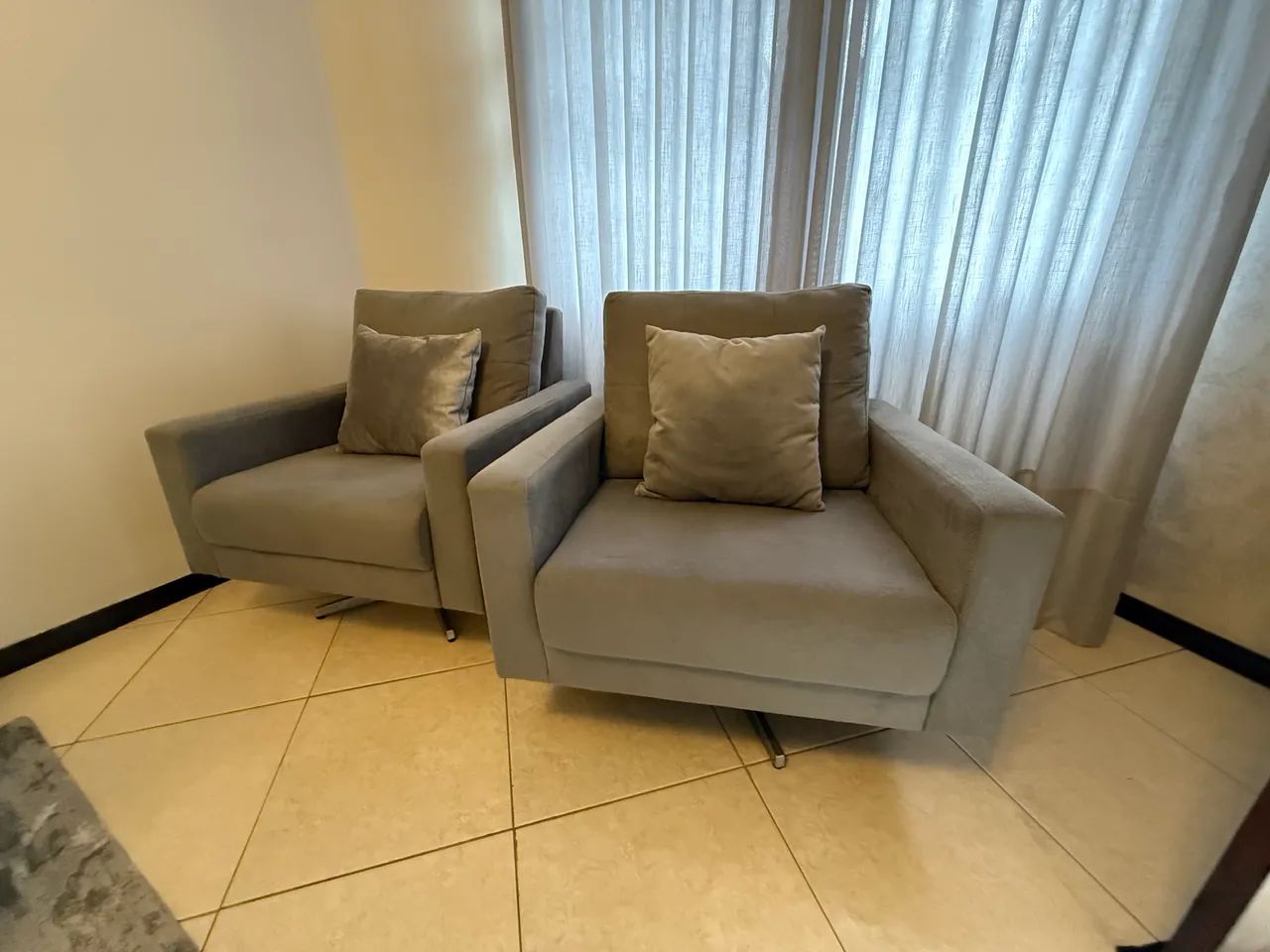 2 POLTRONAS GIRATÓRIAS 