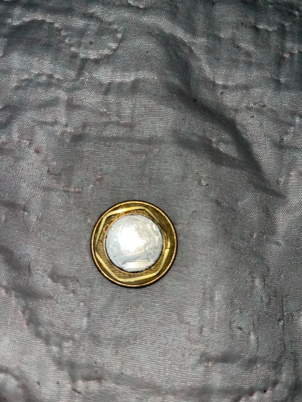 Brinco hexagonal em ouro 18k.