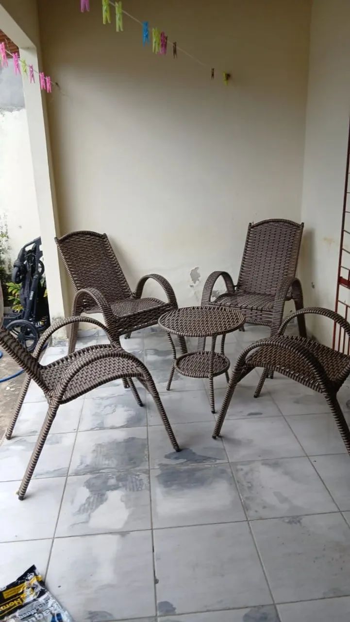 4 cadeiras e mesa de centro para Área 