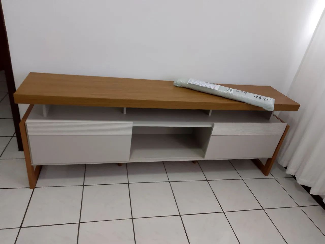 Rack medindo 1.80x66 cor off com madeira , duas portas de correr 
