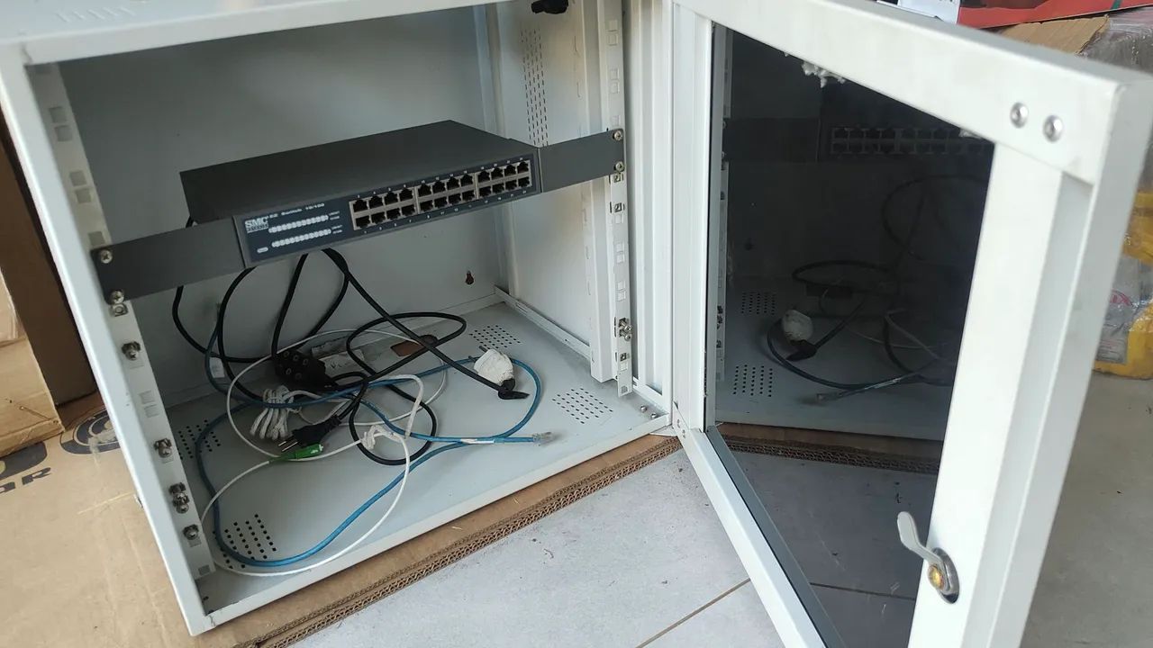 Mini Rack de Parede 19" + Switch SMC 24 Portas (Perfeito Estado) - Foto 2