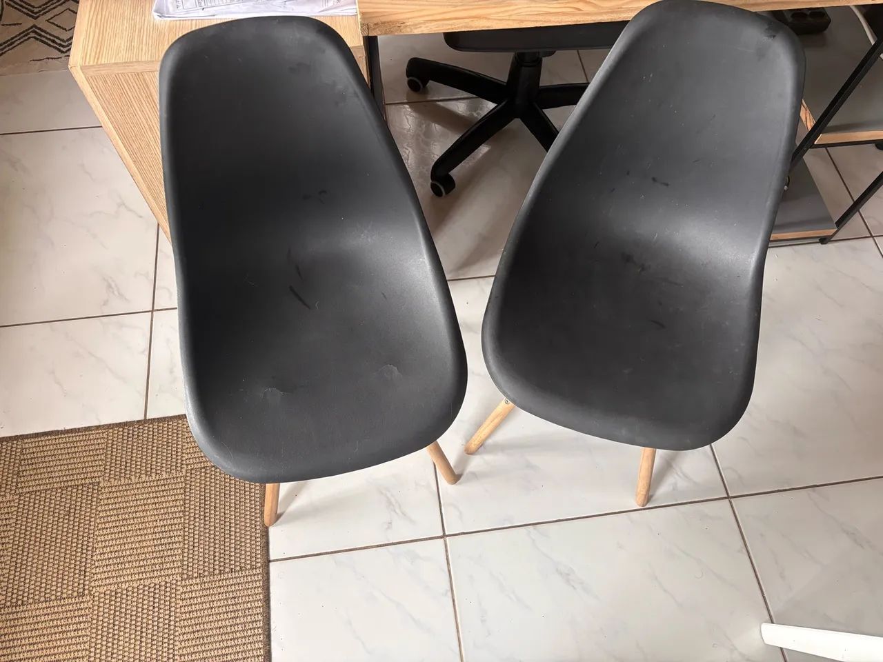 Duas cadeiras pretas estilo Eames Eiffel 