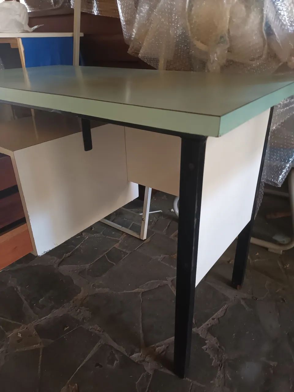 Mesa escrivaninha 3 gavetas madeira e fórmica  - Foto 3