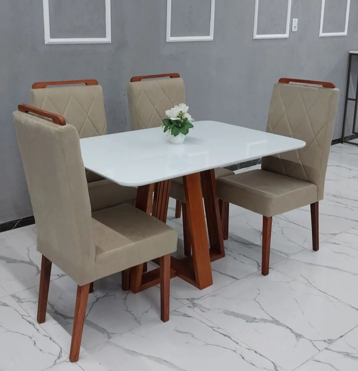 Conjunto Mesa de Madeira Maciça com Vidro + Cadeiras Estofadas Confortáveis - Foto 2