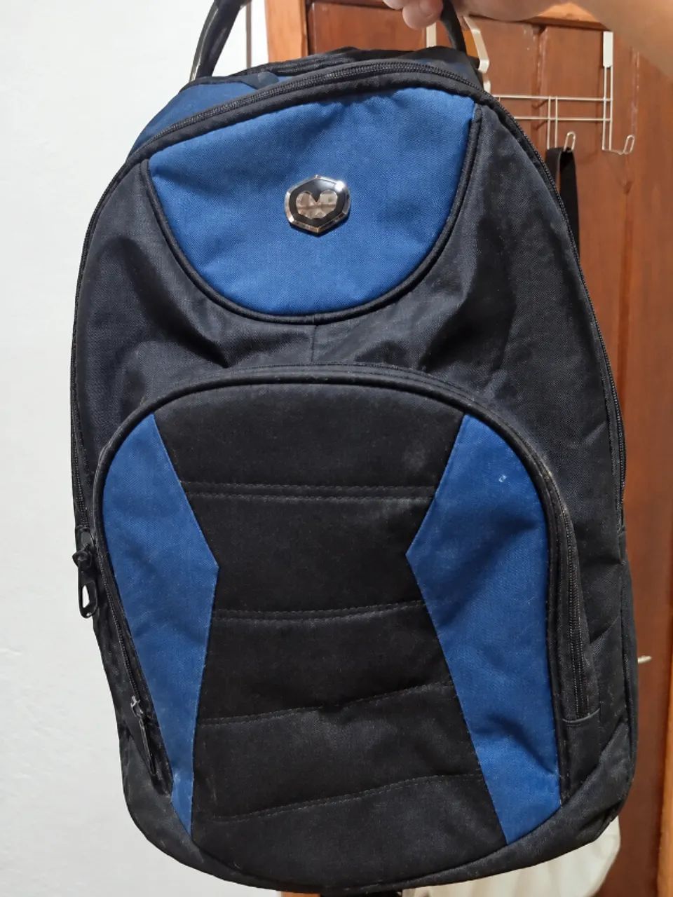 Mochila CLIO azul e preta com bolsos