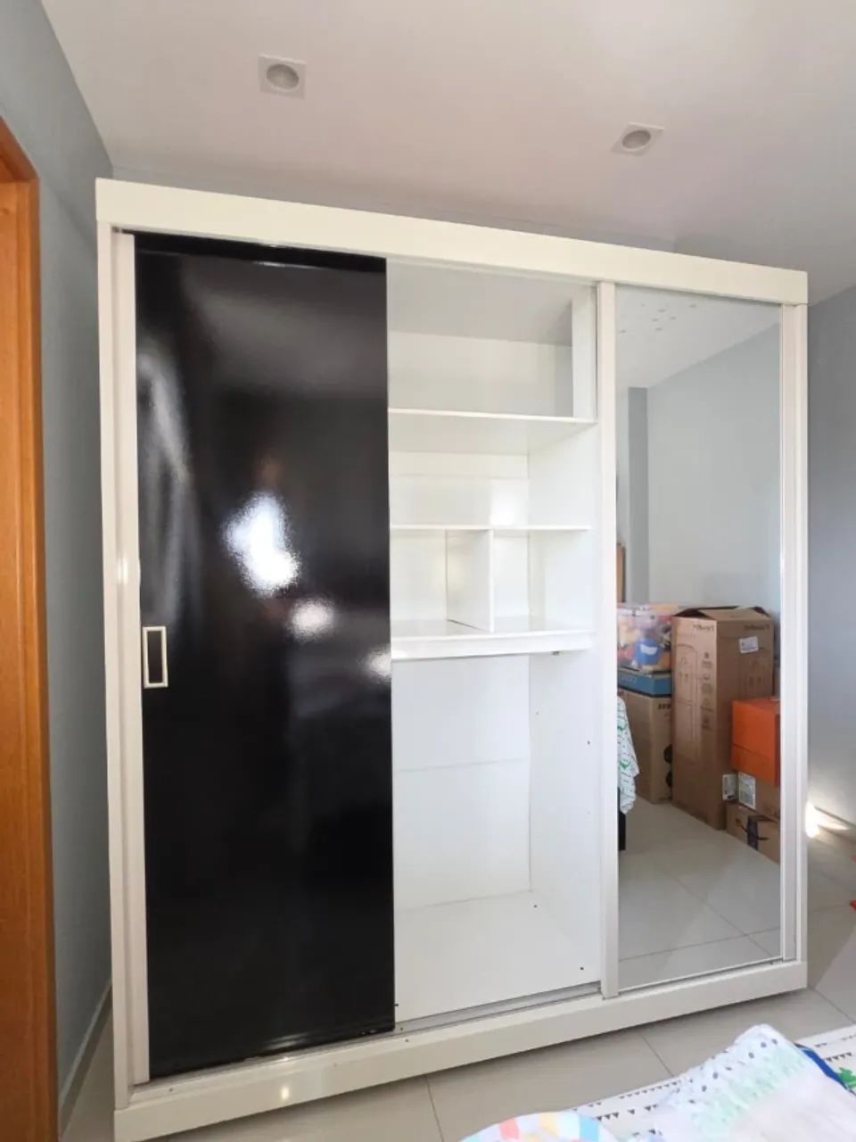 Guarda-roupa com espelho três portas - Foto 2