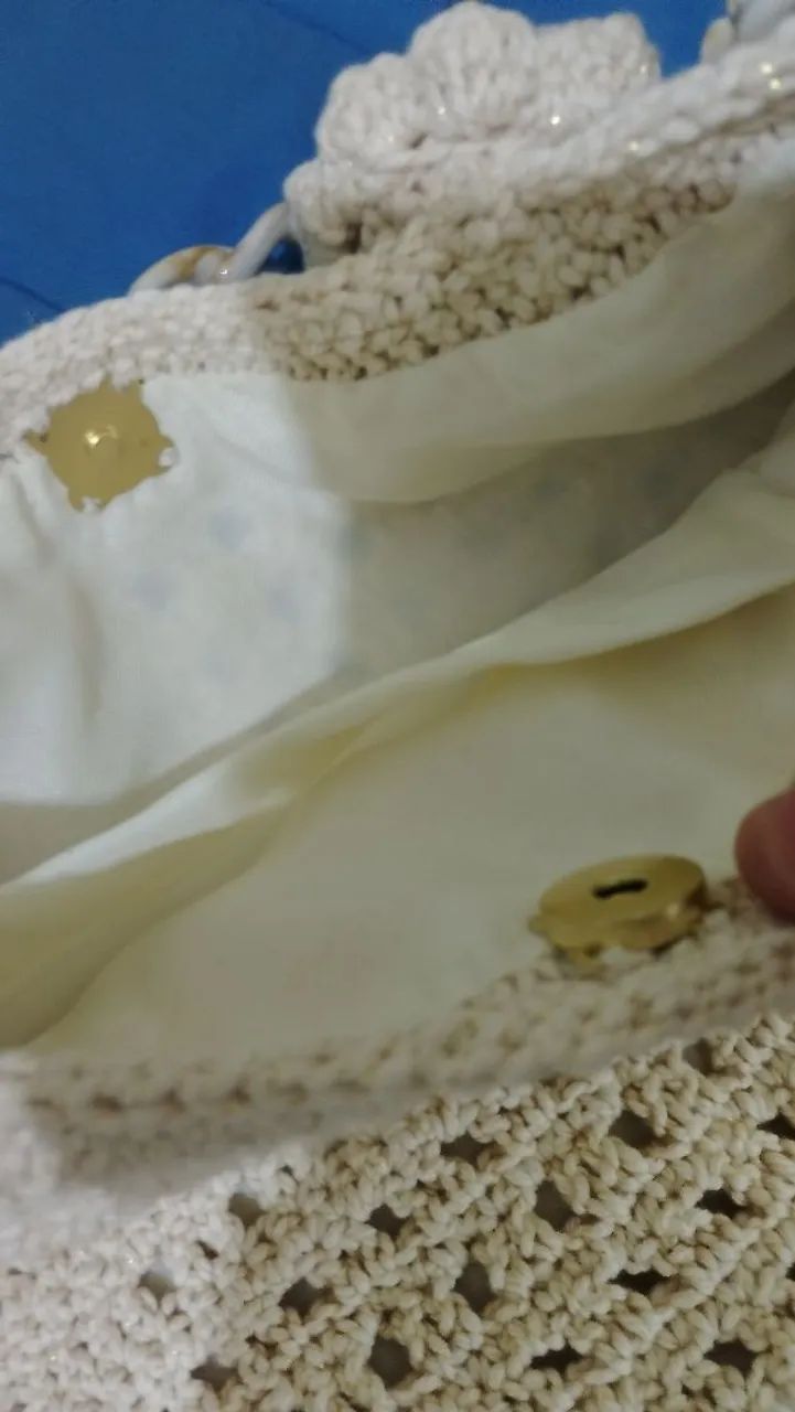 Bolsa crochê cru com dourado alça acrílico e rosa  - Foto 5