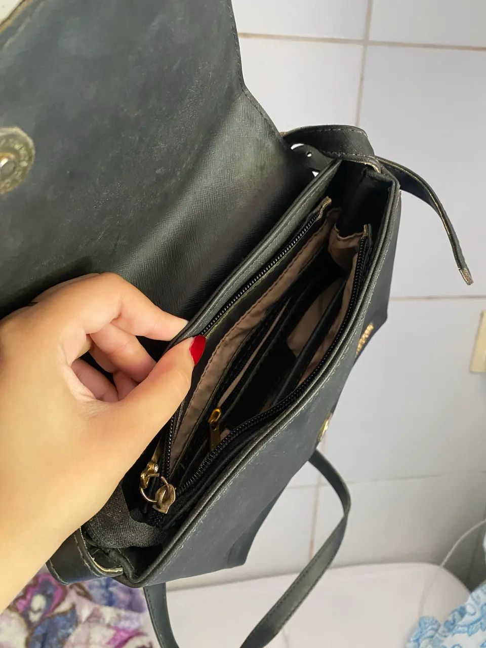 Bolsa pequena preta com brilho  - Foto 5
