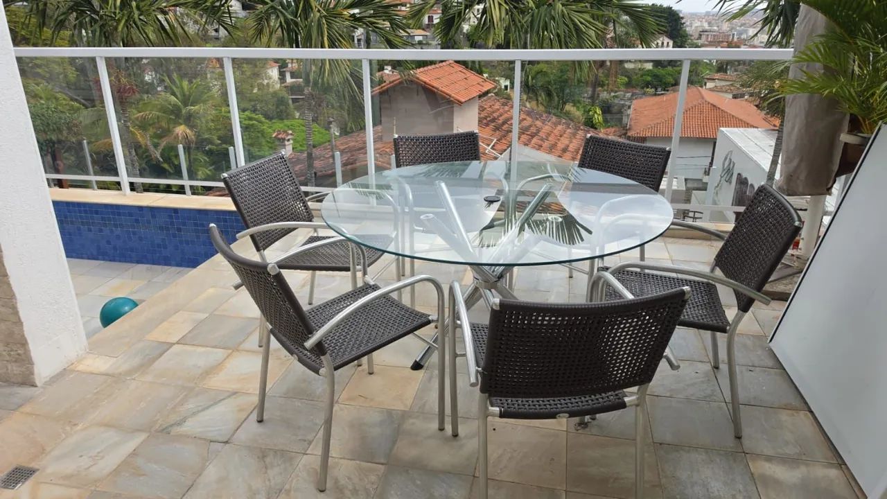 Mesa area de piscina com cadeiras