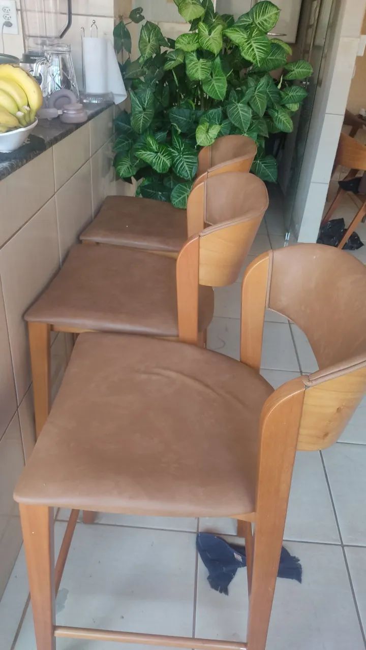 Vendo mesa de jantar,com banquetas.