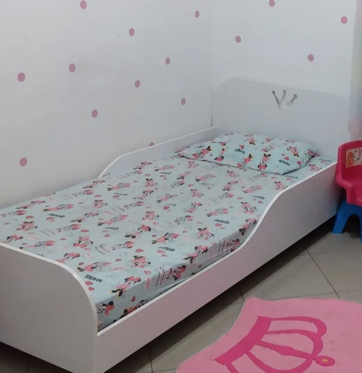 Cama infantil Branca, com coroa vazada na cabeceira e nos pés. 