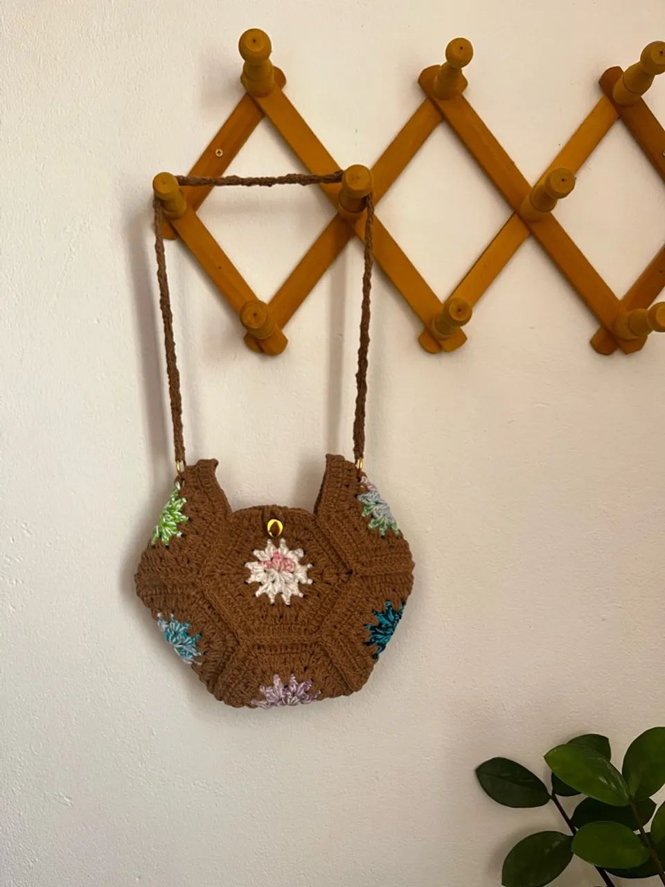 Bolsa de crochê marrom 