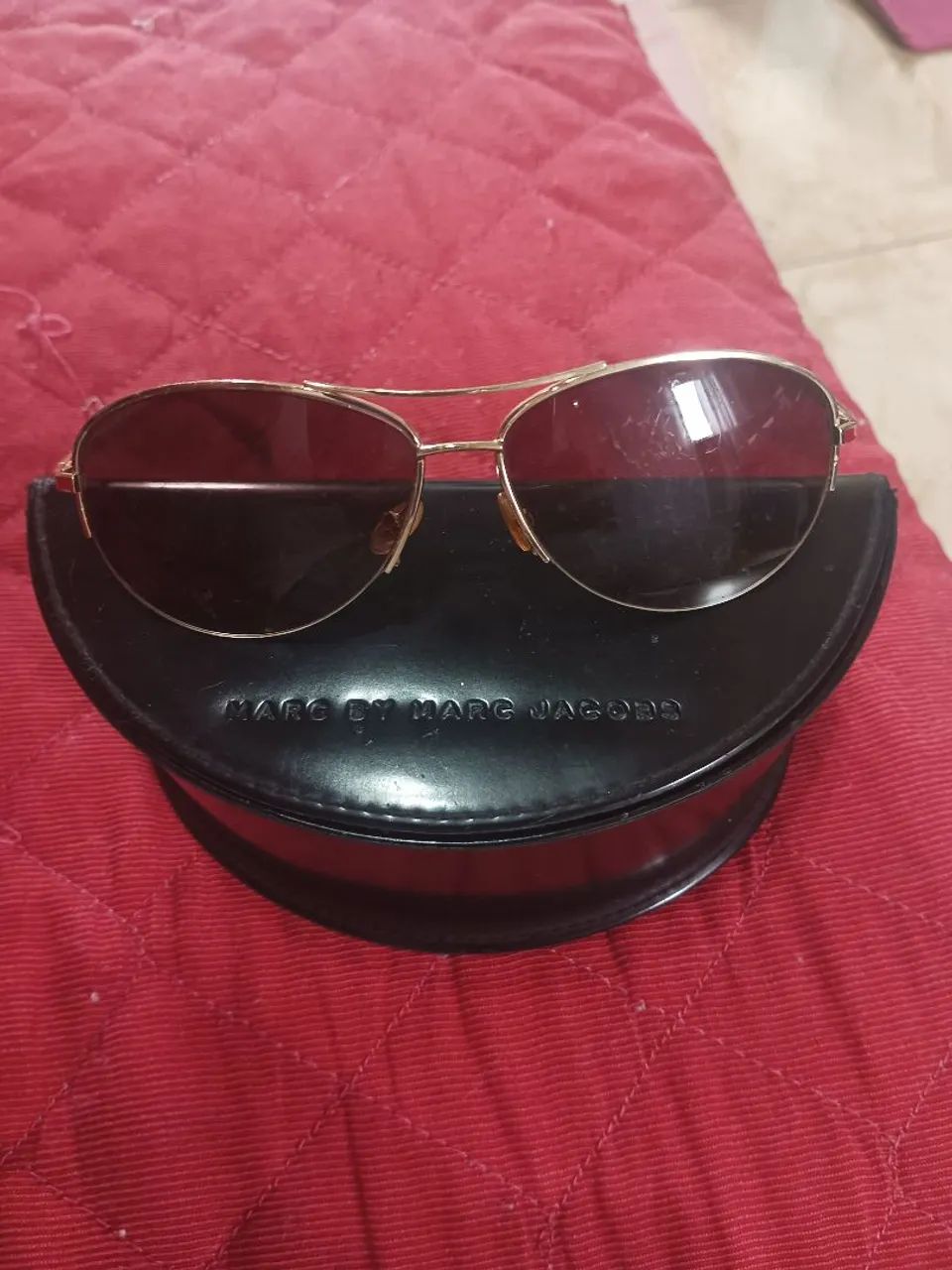 óculos de sol aviador da marca Marc by Marc Jacobs,  LEIA O ANÚNCIO 
