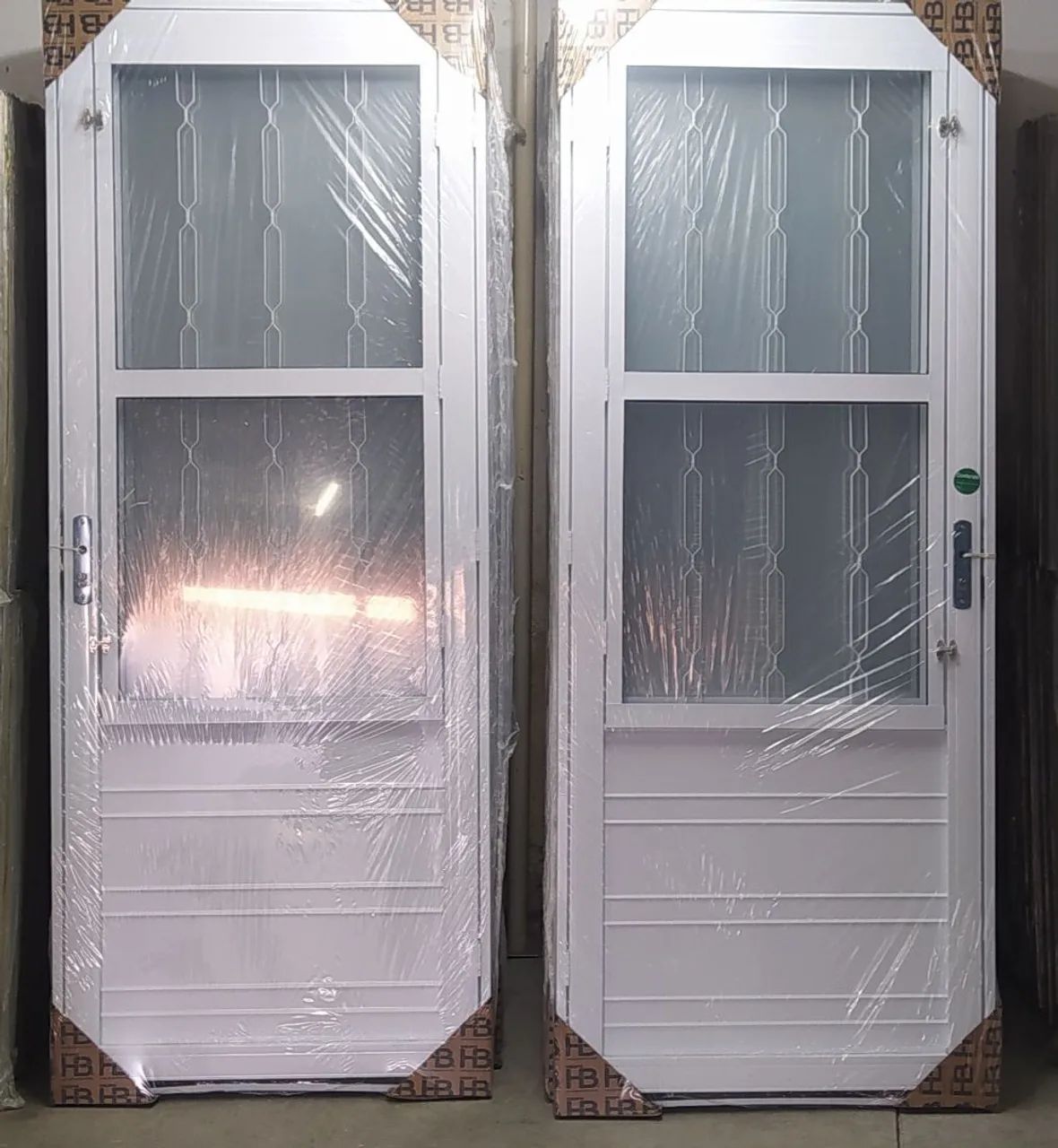 Porta Social aço branco HB com grade e vidro 2.15x85 - Foto 3