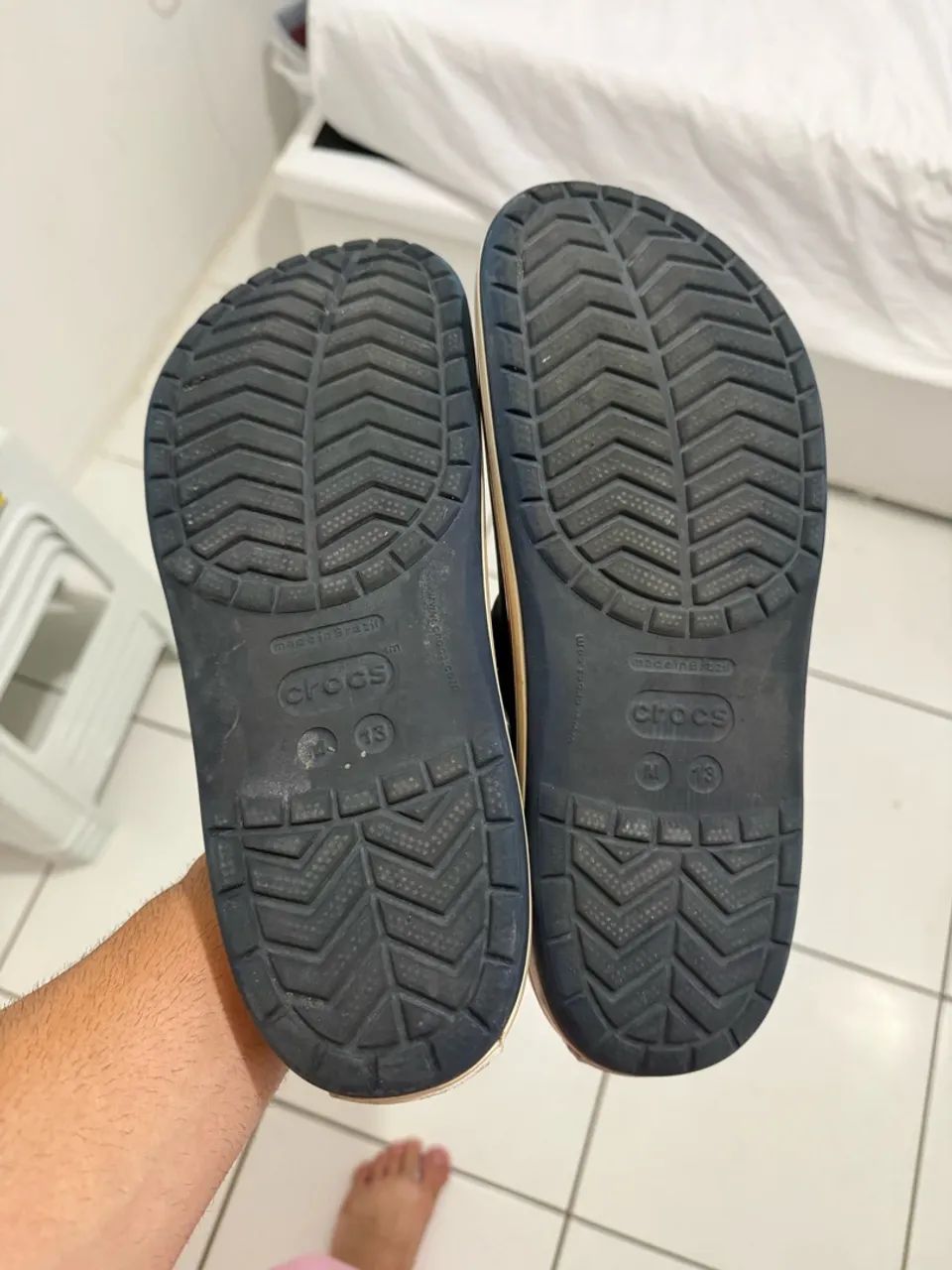 SANDÁLIA CROCS ORIGINAL AZUL MARINHO/VERMELHO - Foto 4