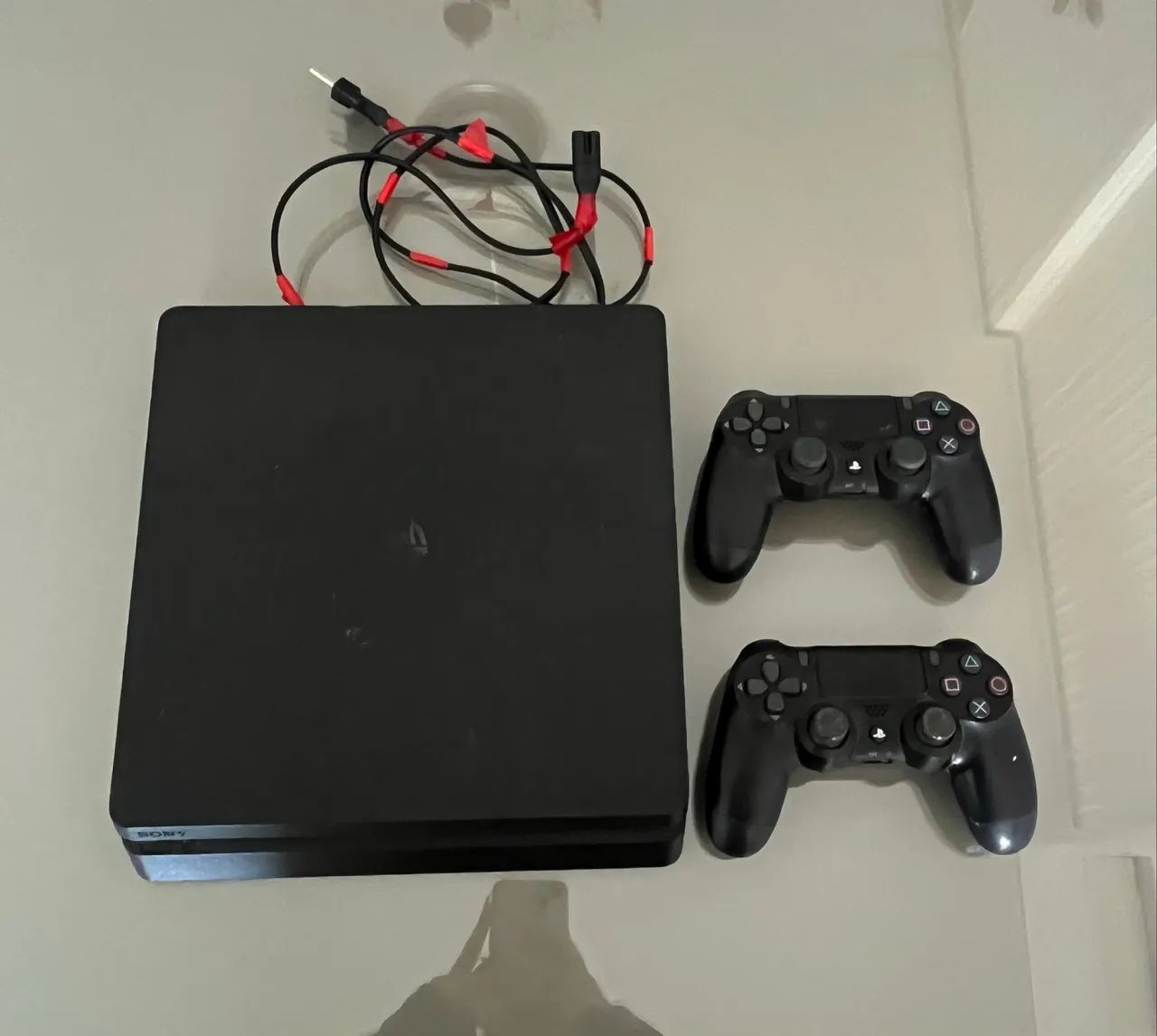 Ps4 Slim 1Tb + 2 controles originais - Foto 2