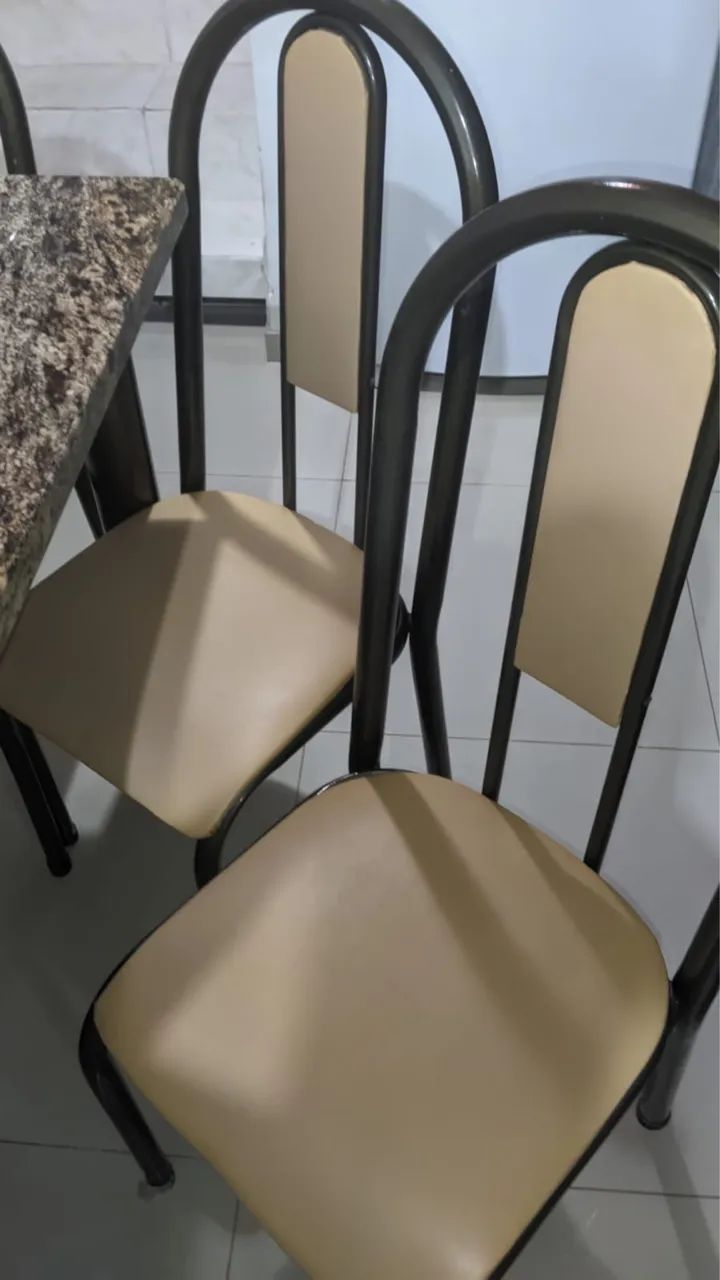 MESA COM 6 CADEIRAS 