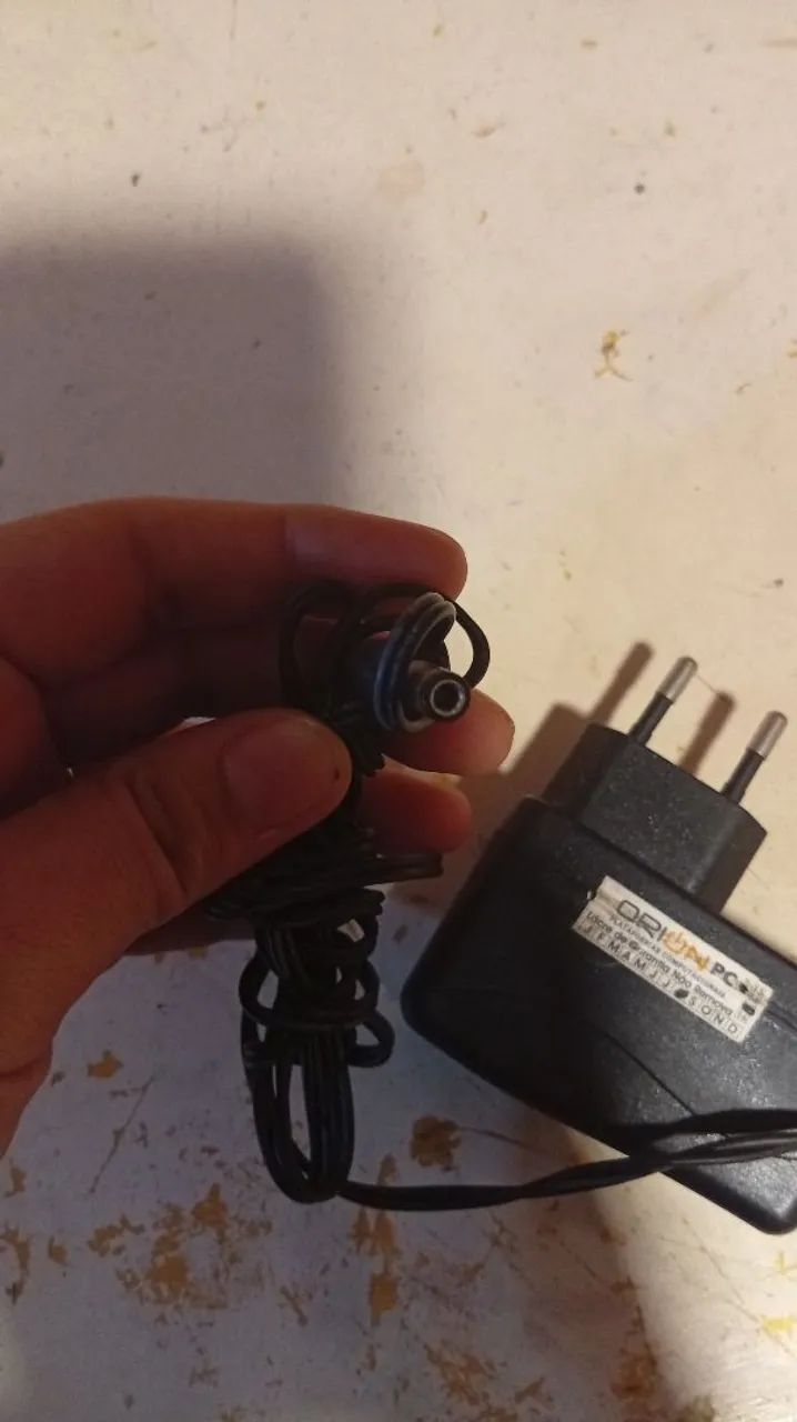Fonte 5V 2A bivolt - plugue P4 - Bem conservada - Foto 2