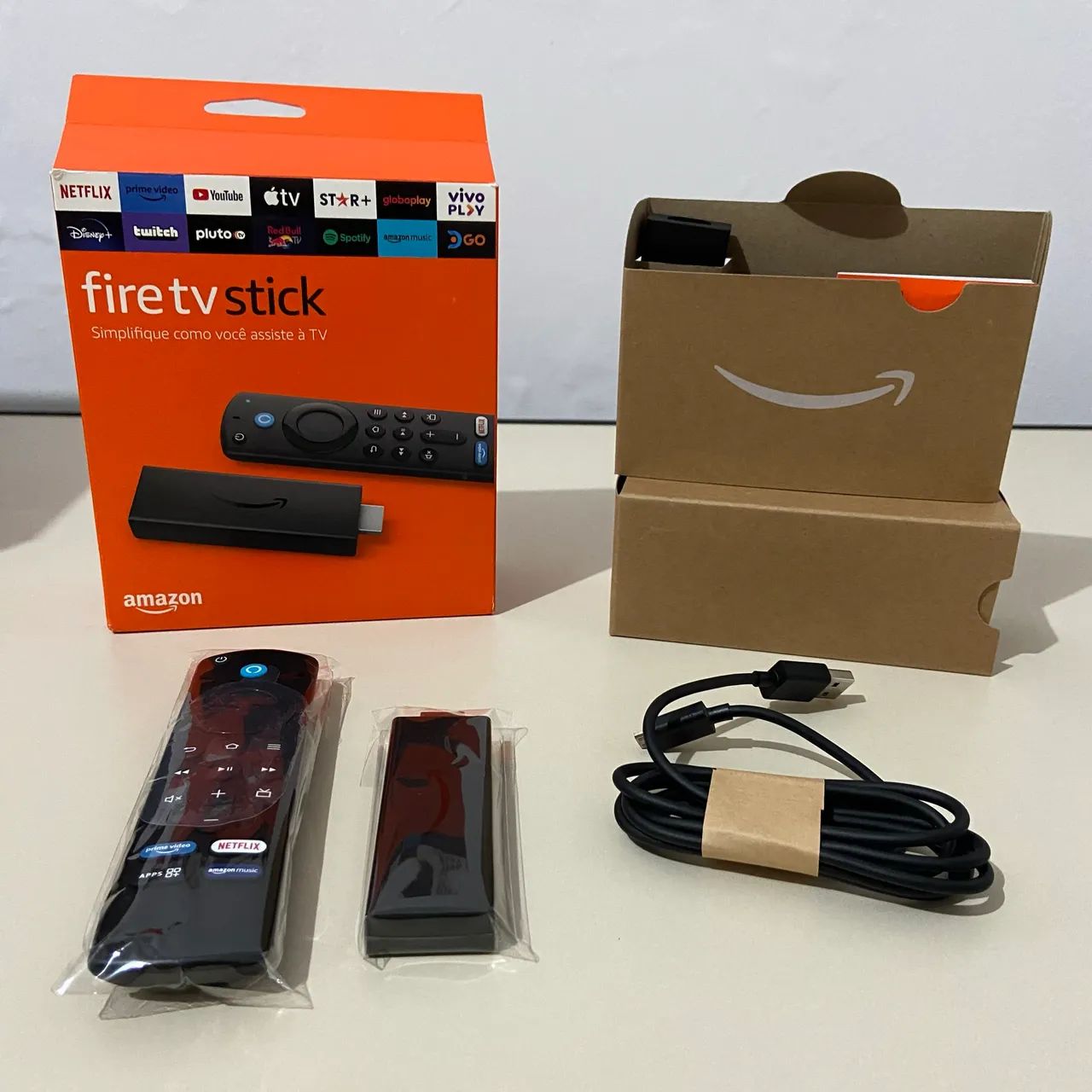 Fire TV Stick Full HD com comandos de TV
