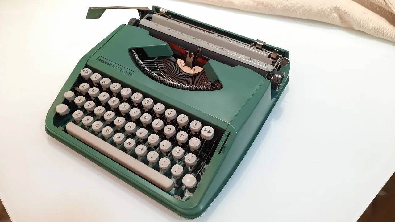 Antiga Máquina De Escrever Olivetti Letera 82 (Usado) - Foto 2