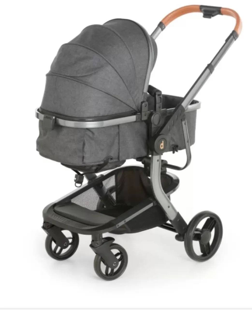 Carrinho de bebê com bebê conforto 