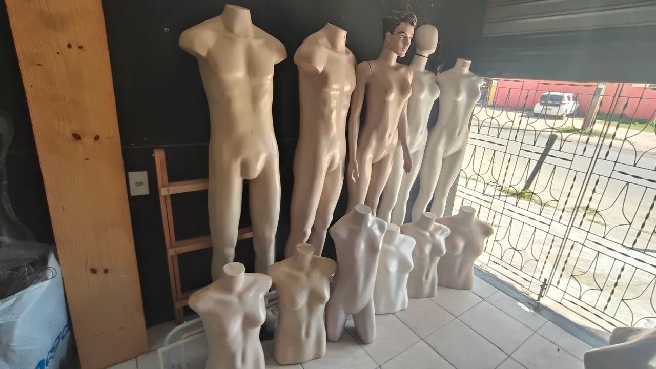 Manequins, bustos, balcão vitrine, araras, cabide acrílico/ corpinho PVC e bracinhos 