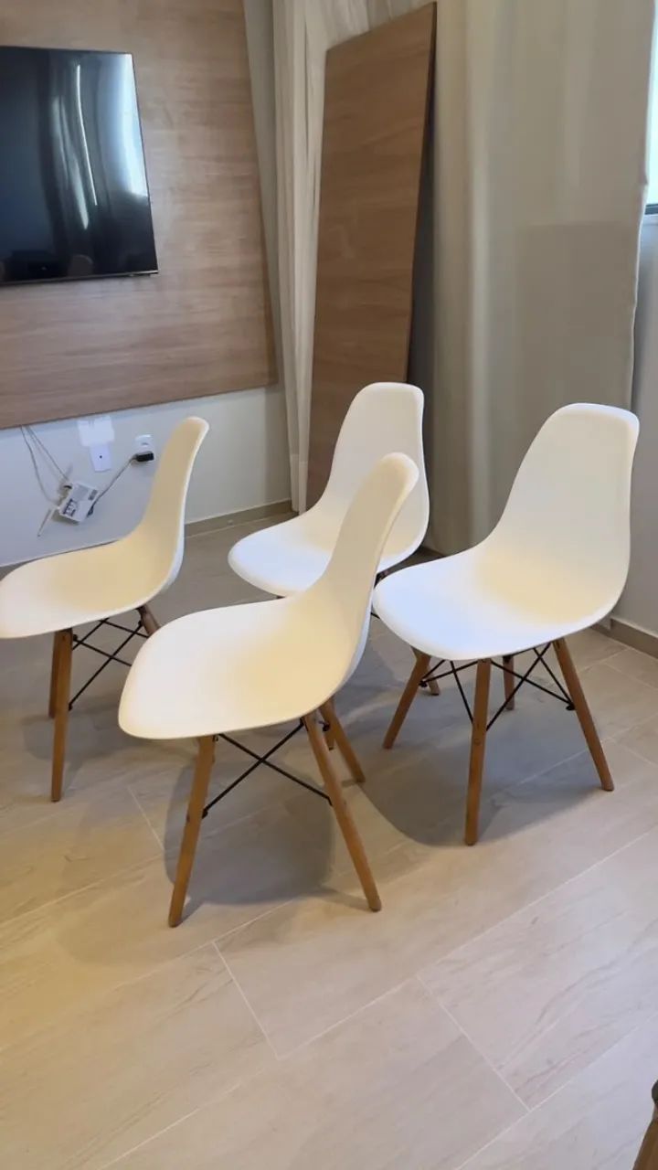 Kit 4 Cadeiras Charles Eames Eiffel Branca com Base de Madeira para Sala