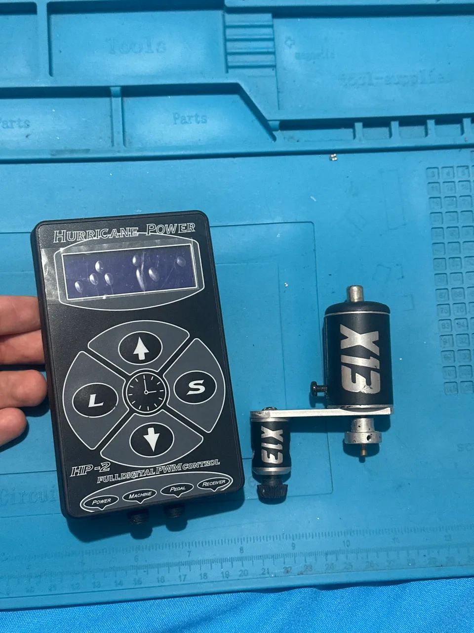 Fonte Hurricane e Máquina X13 para tatuagens