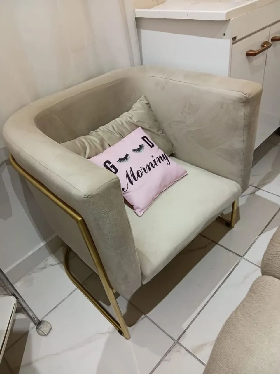 Poltrona em suede com base dourada