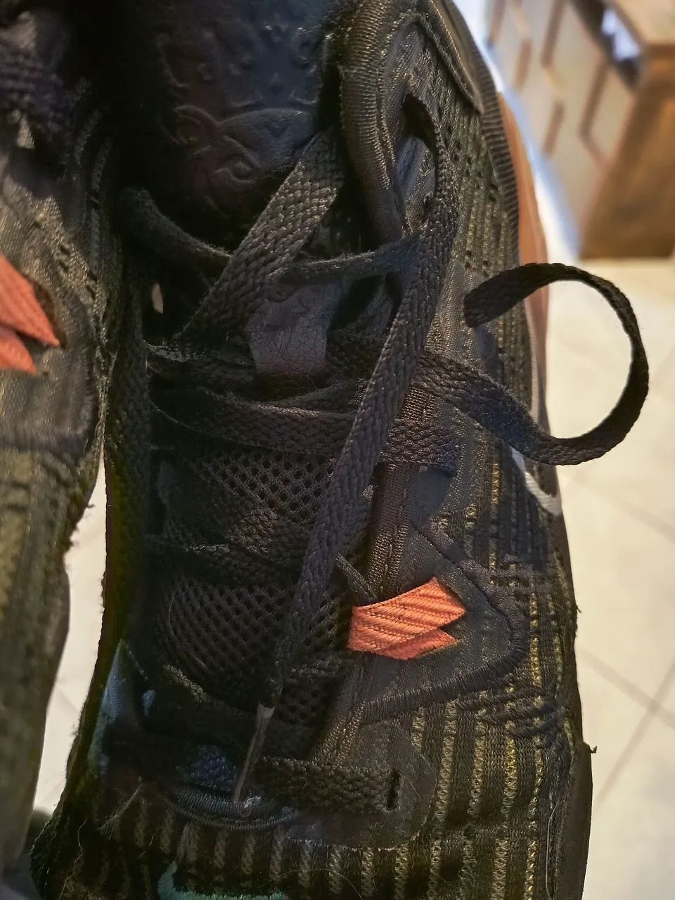 Tênis de basquete LeBron witness 6(TAMANHO 46) - Foto 4