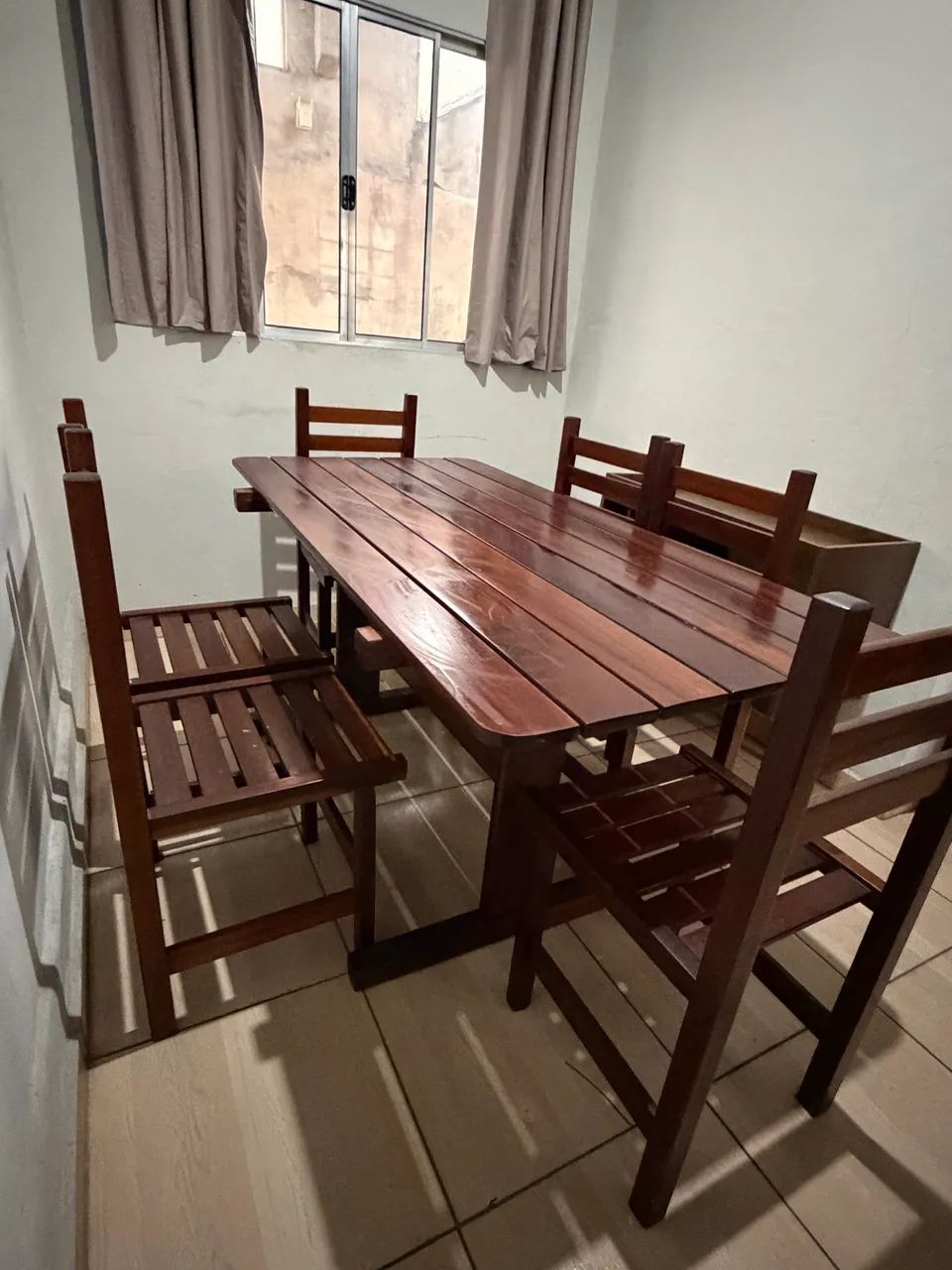 Mesa de jantar madeira maciça 6 cadeiras  - Foto 4