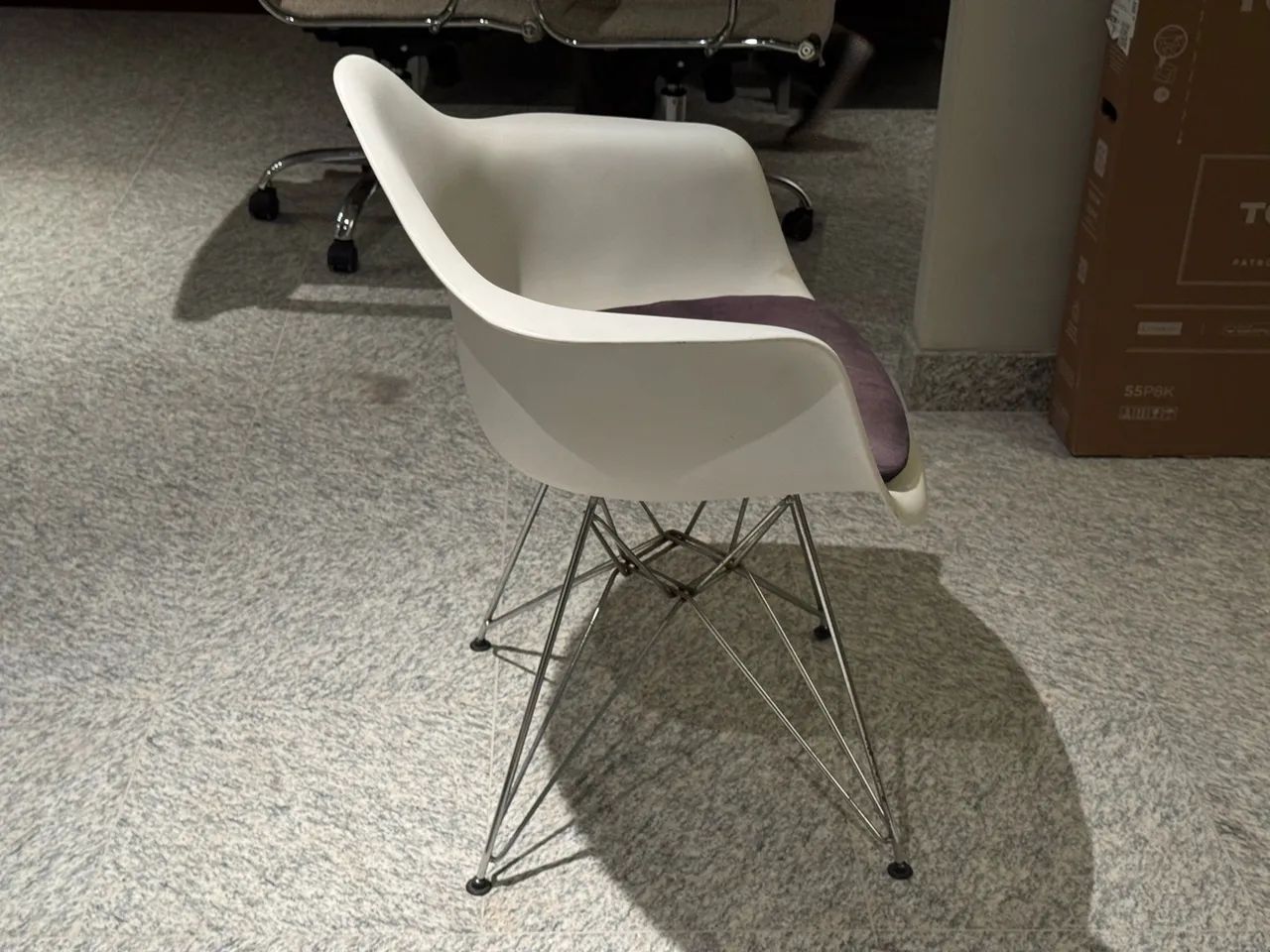 Cadeira Eames com braços (2 unidades) - Foto 2