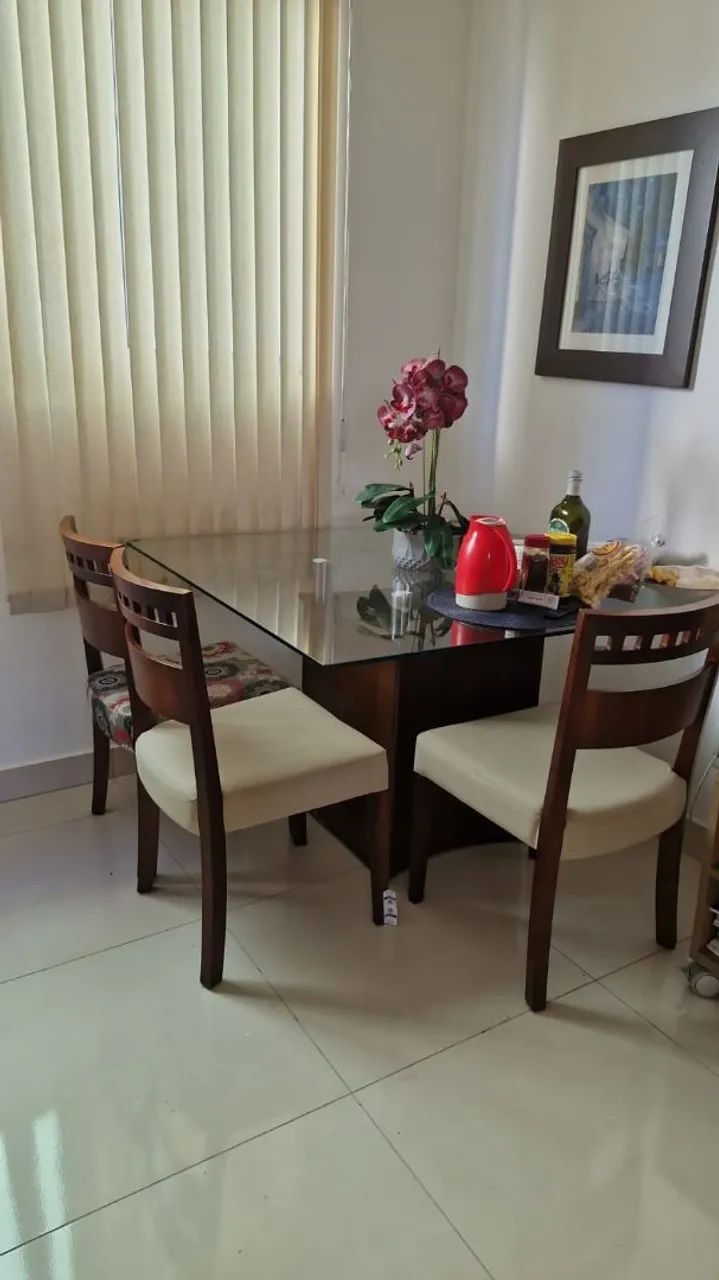 Mesa com 4 cadeiras
