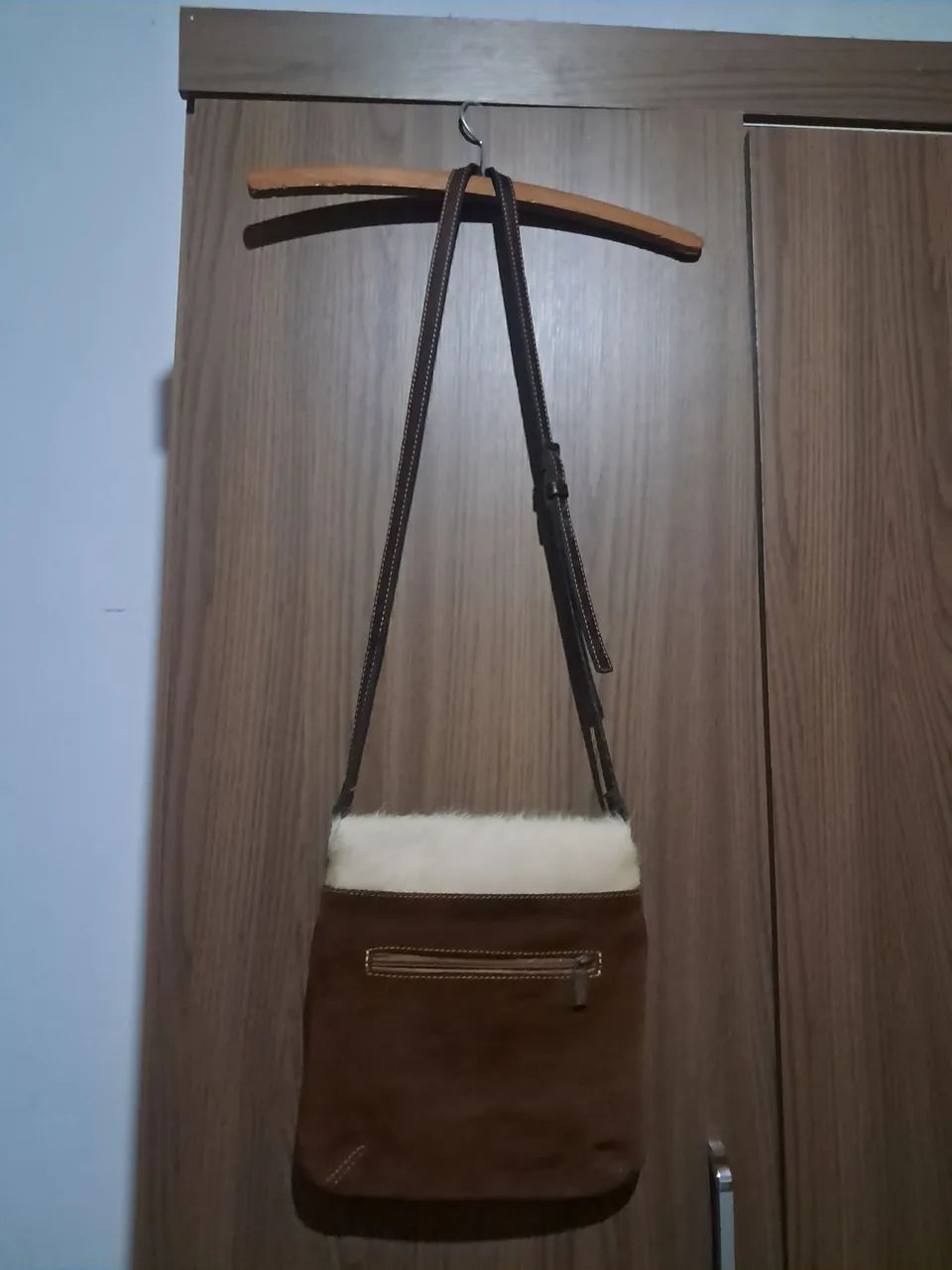 Bolsa Country de couro e com pelo legítimo  - Foto 2