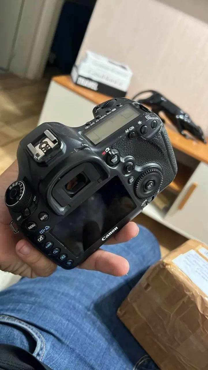 Camera canon 5d mark3 + lente 50mm 1.8 e grip para 2 baterias  15k cliques  - Foto 2