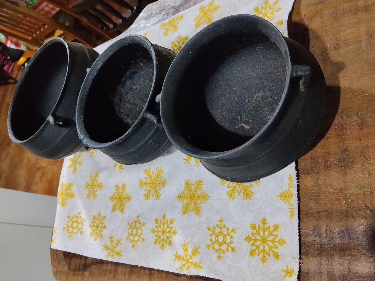 Conjunto de panelas, chaleira e ferro de passar roupa . Todos os itens são antigos. - Foto 2