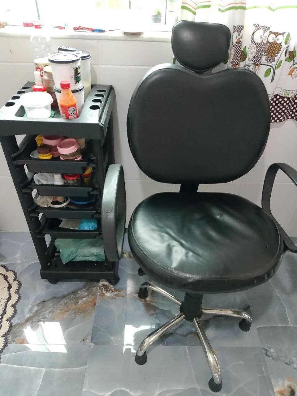 Vendo cadeira de cabeleleiro e um carrinho auxiliar o  - Foto 2