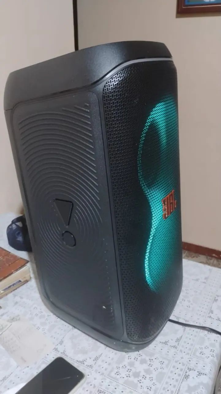 Vende-se caixa party box da JBL original. Imperdível!!!!