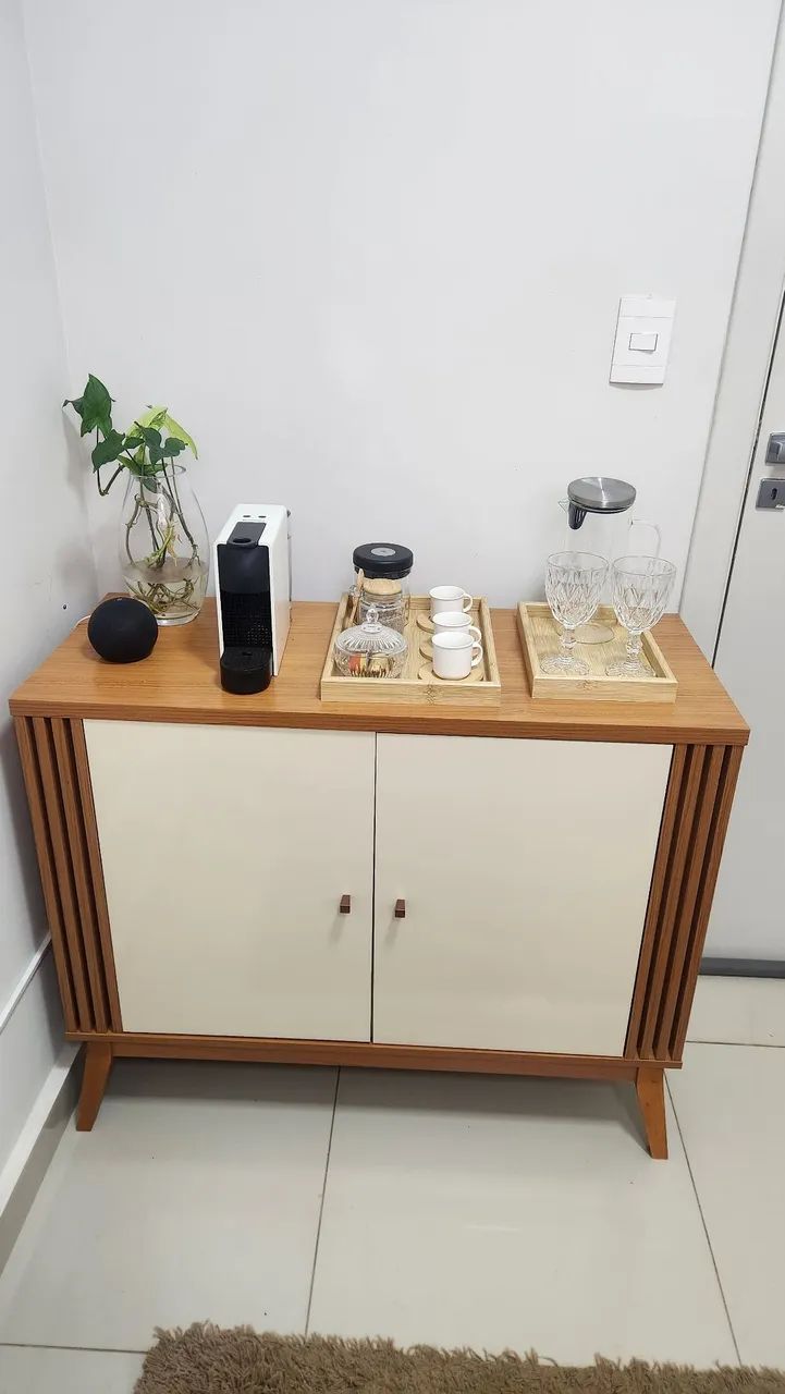 Buffet com portas e prateleiras