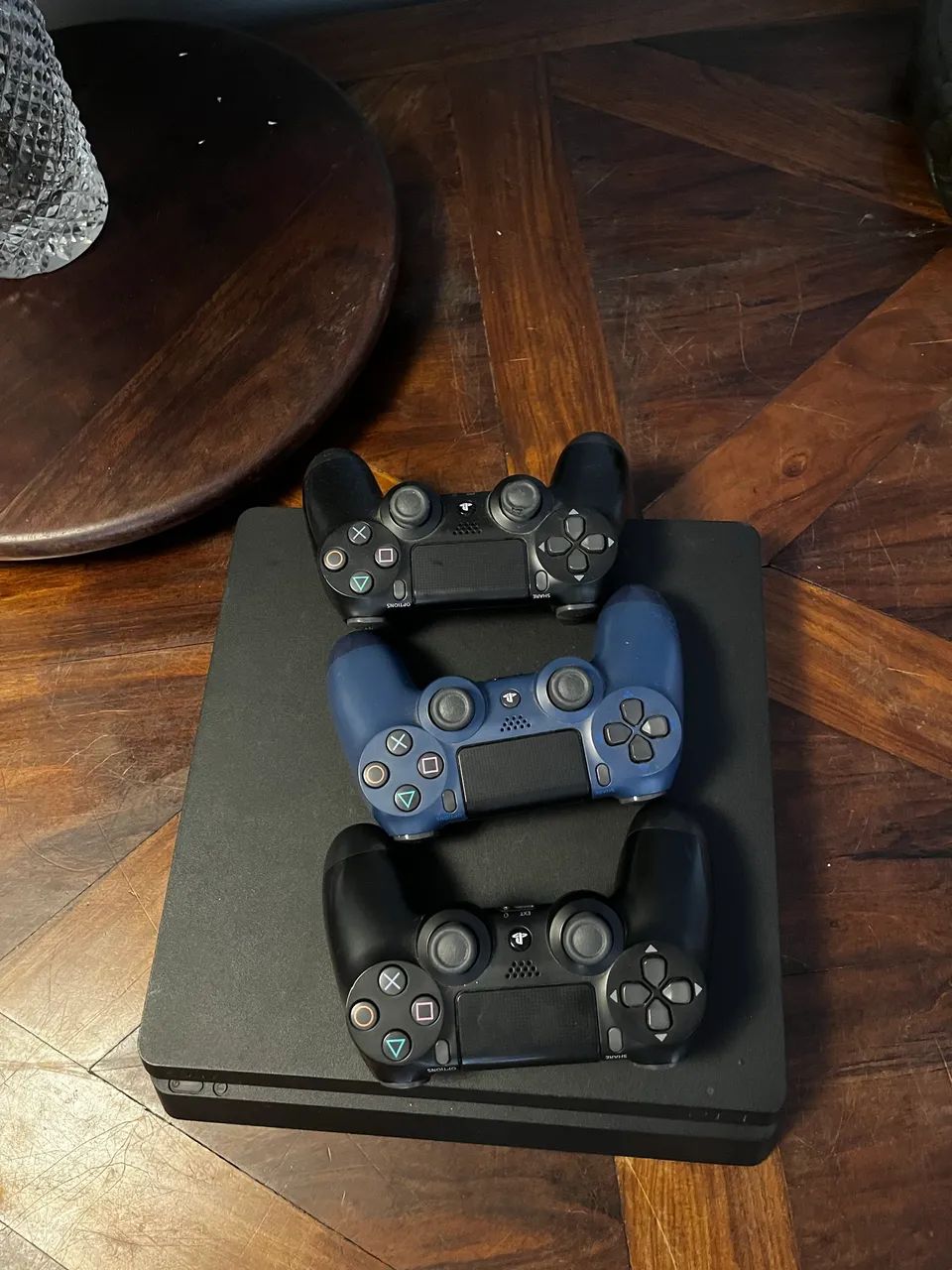 Ps4- 1 Tera + 2 controles - Foto 3