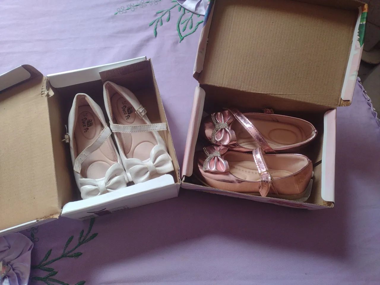 Duas sapatilhas lindas para menina 25/27