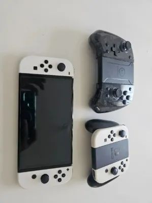Nintendo Switch Oled com dois controles extras