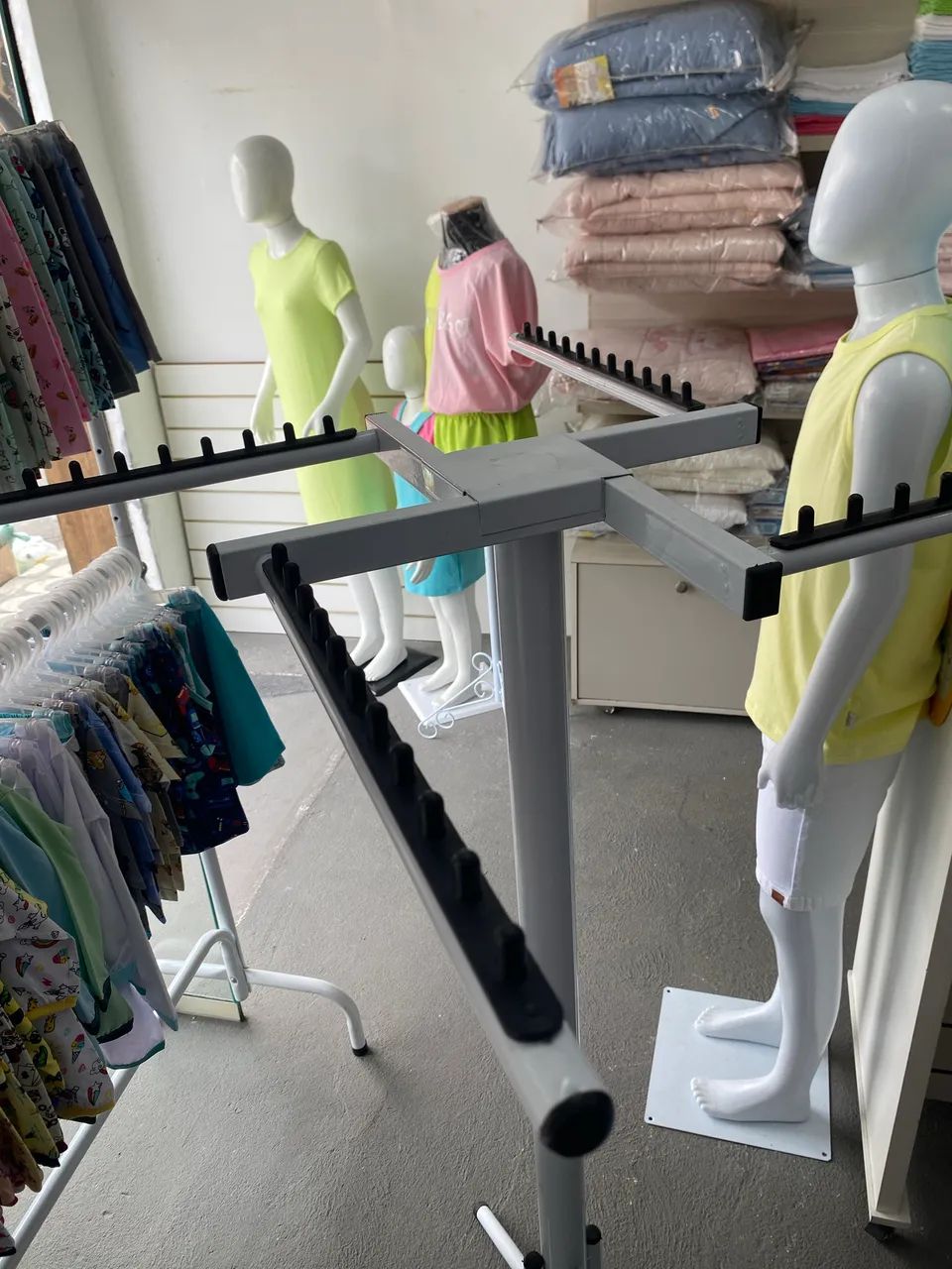 ARARA DE ROUPAS PARA LOJA