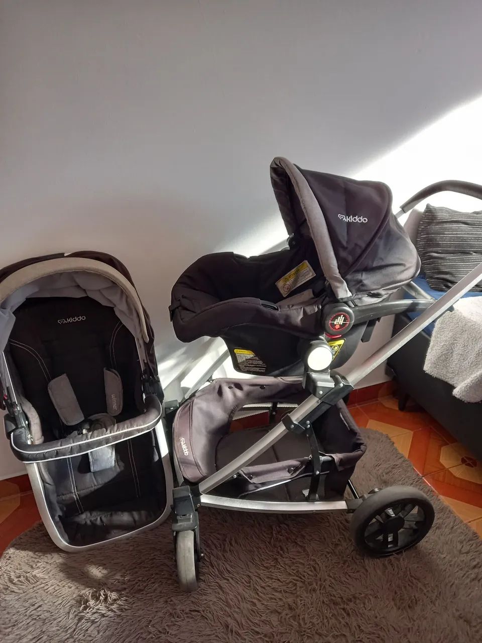Vendo carrinho Moisés com bebê conforto 