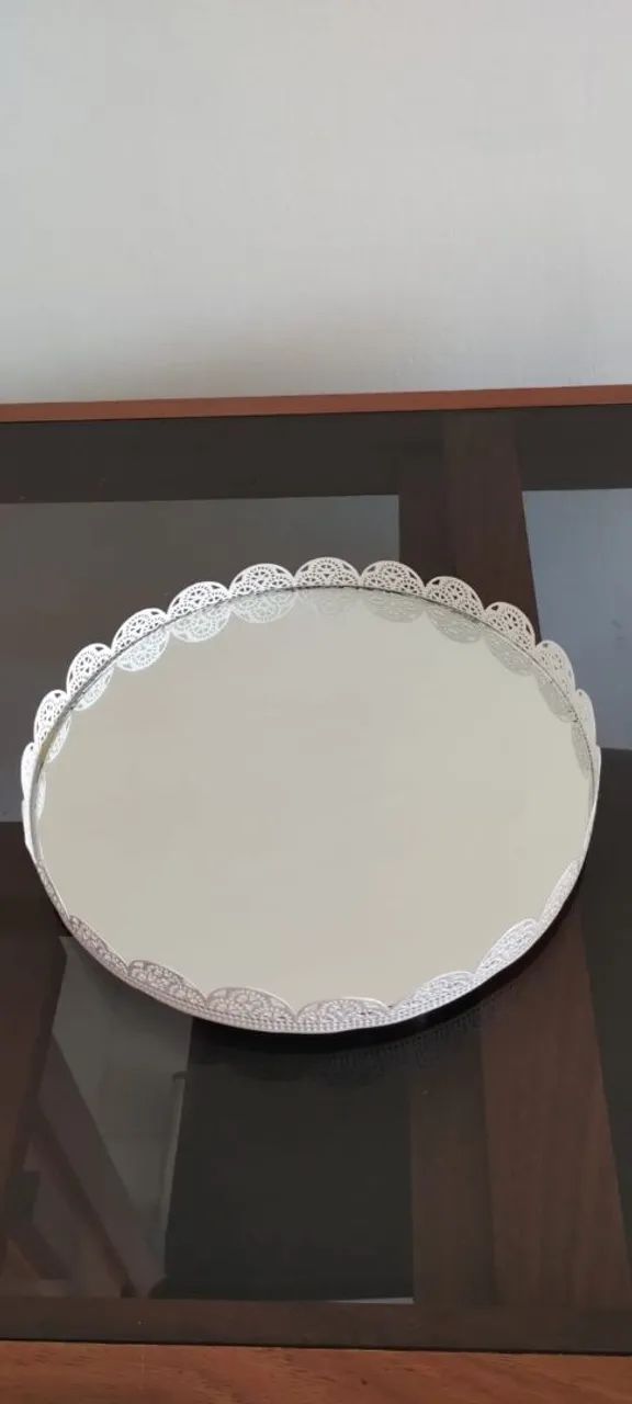 Casamento com bandeja de espelho para doces.