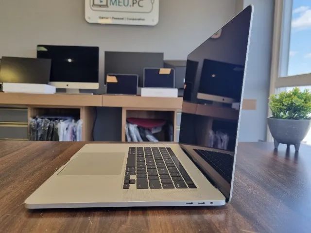 Apple MacBook Pro 2019 Touch Bar | Core i7 | AMD Radeon Pro Apple MacBook Pro 2019 Touch Bar | Core i7 | AMD Radeon Pro