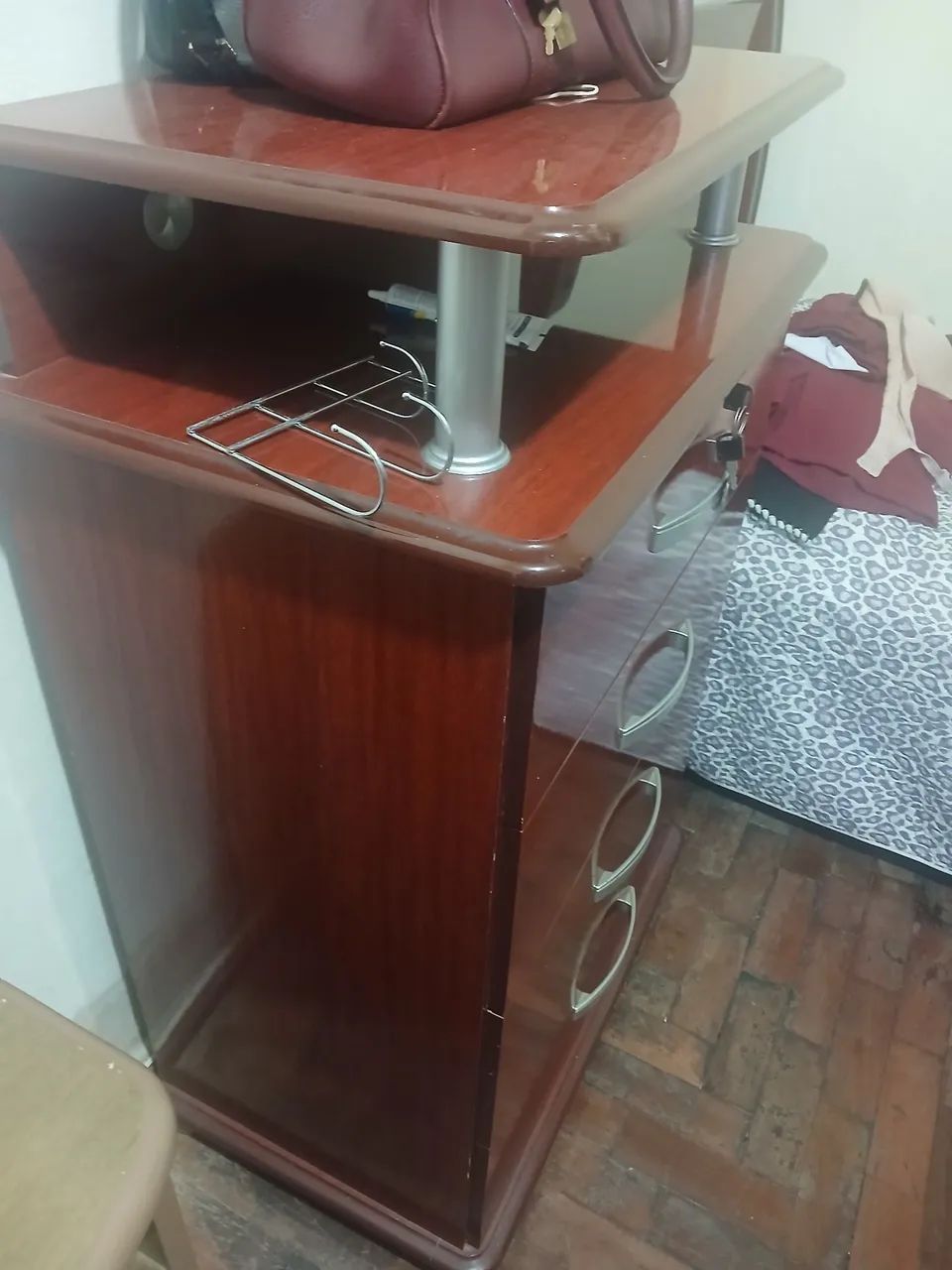 Comoda em mogno com 4 gavetas. - Foto 4