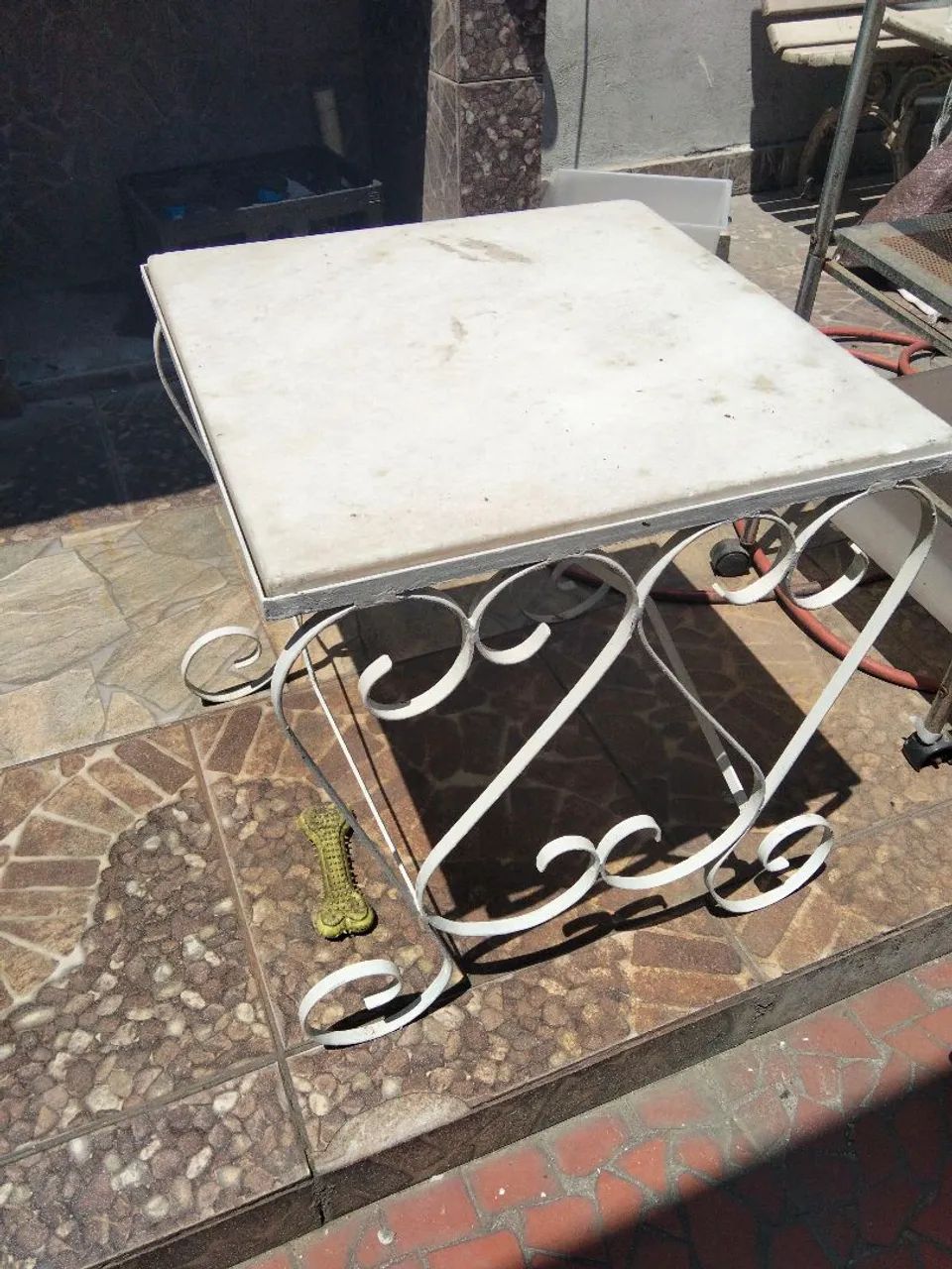 Mesa antiga com base de ferro trabalhado e tampo de mármore  - Foto 3