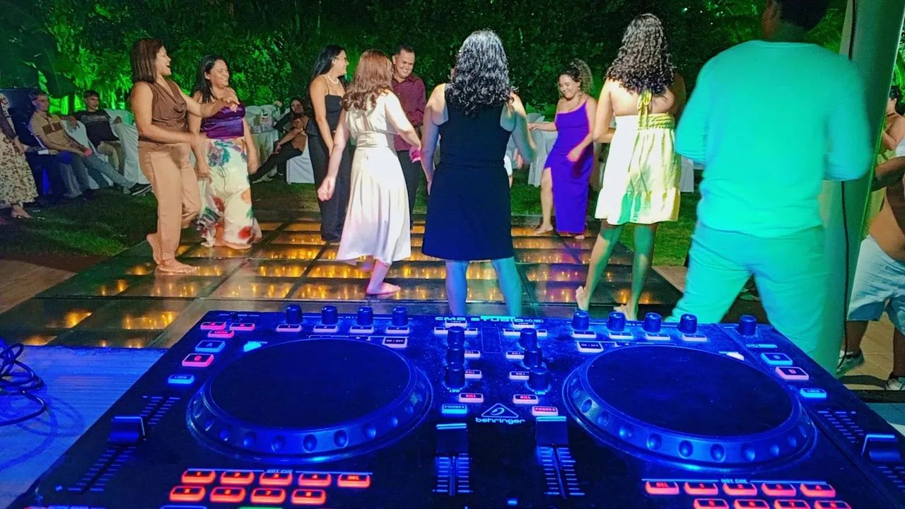 DJ com tablado 